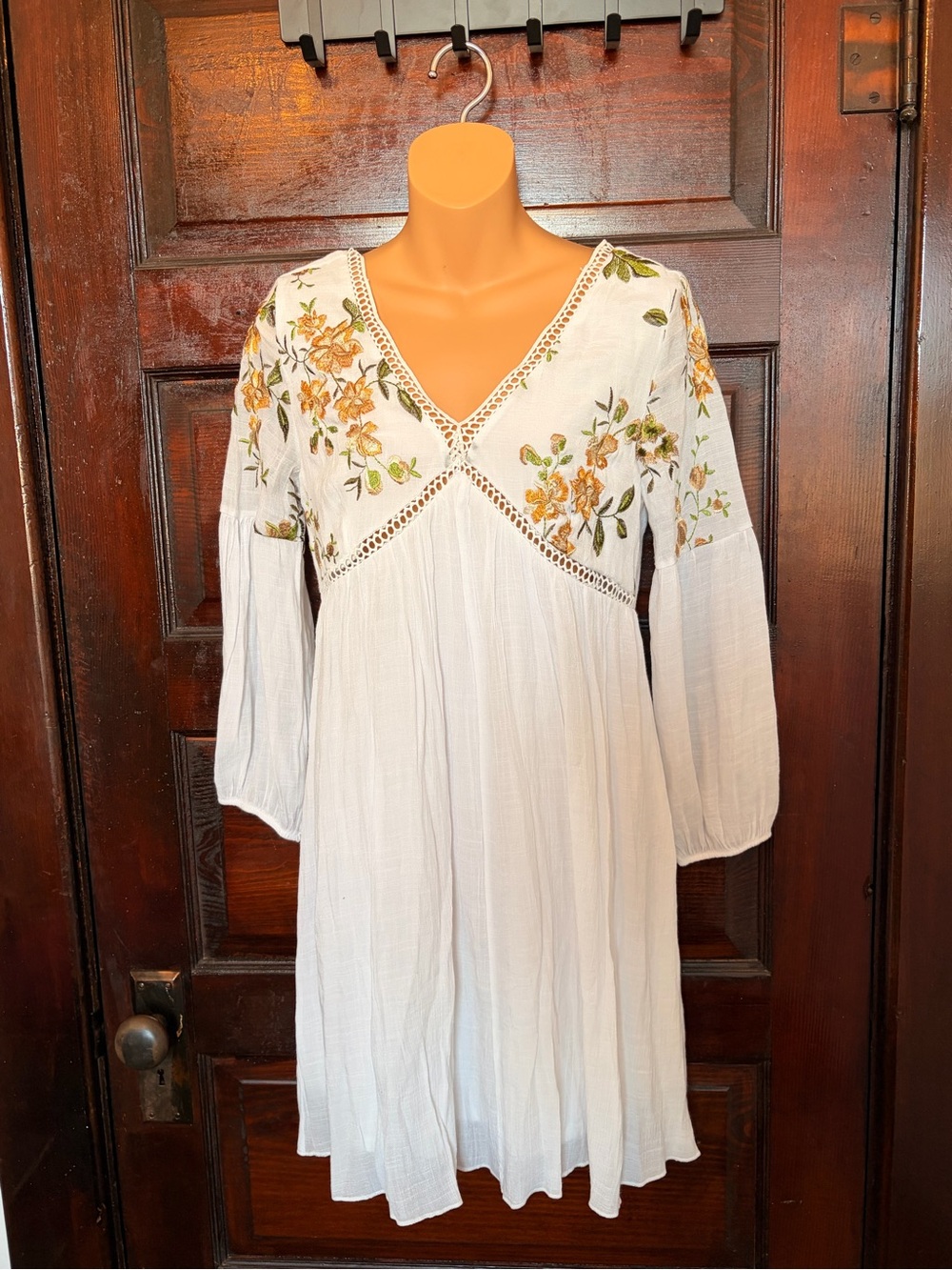 Sz Med White Long-Sleeve Embroidered V-Neck Boho Dress